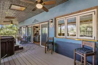 Hot tub, Mnt. Views, A/C, Downtown -  Eco Chalet!