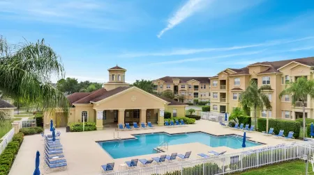 Spacious 4BR Condo with Pool / HotTub / Clubhouse in Davenport, FL.