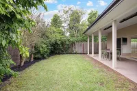 Close to beach, quiet neigbourhood. close to town shops & restaurants