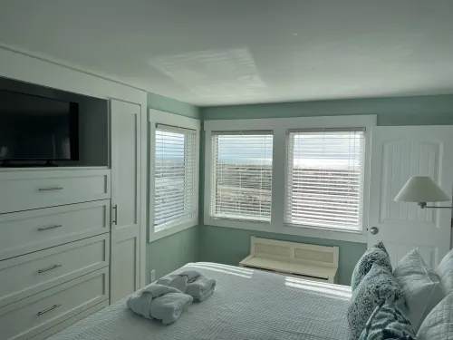 Panoramic Ocean Views, Fresh interior, Steps from Beach and BHI Club