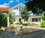 Holiday apartment with a special flair, view of the mountains and close to the lake.