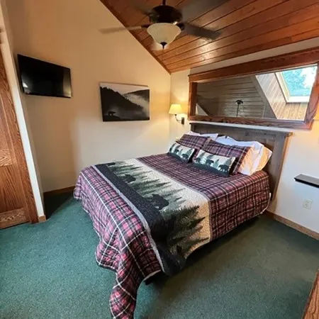 Lola’s Lodge Ski-In/Ski-Out 3 bedroom Lodge near hiking/golf