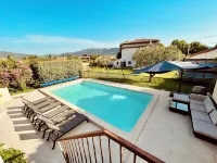 Villa Avec Piscine et Dépendance au Pied des Collines de Pagnol
