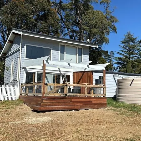Craftsman Stone and Wood Cottage. Family Farm Stay at MaddOx Farm in Burrawang