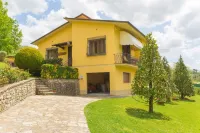 Spacious family vacation home with rooftop pool, 5 minutes from downtown