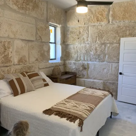 The Rock Stack: Ruggedly luxurious 3 bedroom, 3 bathroom on the Llano River