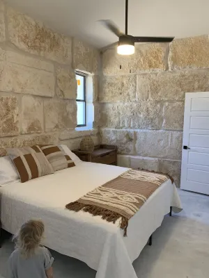 The Rock Stack: Ruggedly luxurious 3 bedroom, 3 bathroom on the Llano River