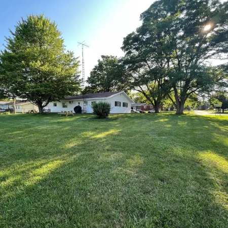 Three Oaks Home • Walk Downtown • Fire Pit • Near Beaches & Wineries • Sleeps 8