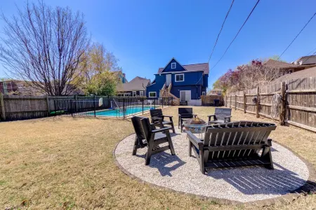 Artistic apartment with pool, 5-min to downtown