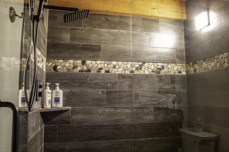 Pass Creek Cabin - Brand new Luxury Cabin at Tiny Timbers Resort