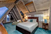 Beautiful  Riverfront Chalet w/ Pool & Boat Dock- Old Florida Fun- Pet Friendly! Hotel di Grant-Valkaria