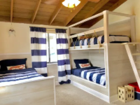 Perfect Summer backyard, Steps to Beach, Bikes, boogie-board, bunk beds, Grill