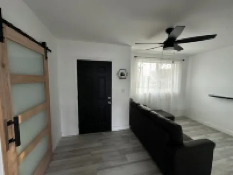 Cozy Home Centrally Located Near Beach Cities & Airport. 派拉蒙酒店