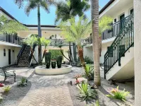 Downtown "old" Naples, walking distance to beach, restaurants & shops