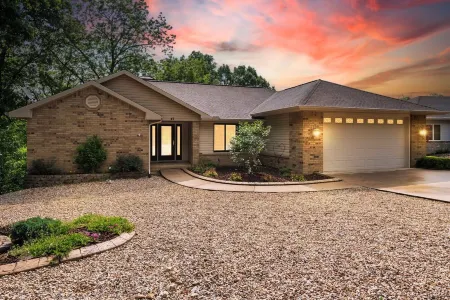 Lakefront, Dock, Remodeled, Views, Screen Porch, Kayaks!