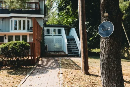 Historical Manor 2 bedroom Unit - Minutes from downtown Middleburg