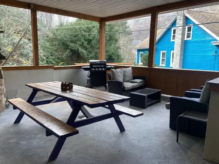 Spacious 3 Bedroom, 2 Bath Apartment-historic Jim Thorpe, large patio & balcony