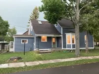 4 BEDROOM HOME IN MANISTEE MI.  Walk to the Lake! Deck! Hotels in Manistee