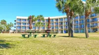 Waterfront Studio with two Pools, Grills, Pet Friendly