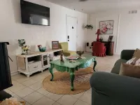 Charming 2-bedroom apartment in delightful Apple Valley with AC, WiFi