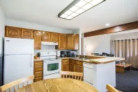 Aspen Cozy 2 Bed/2 Bath Condo Unit #8 on Golf Course with Hot tub/ Sauna/ Pool