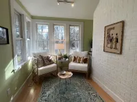 Quiet, elegant cottage just steps from downtown Pittsboro—minutes to Jordan Lake