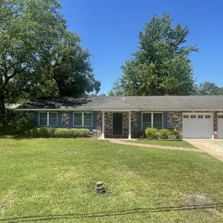 Coastal Blue. 2 minutes to Gulf of Mexico. Private backyard for BBQ/entertaining
