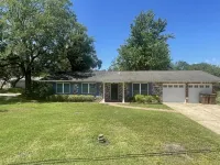 Coastal Blue. 2 minutes to Gulf of Mexico. Private backyard for BBQ/entertaining