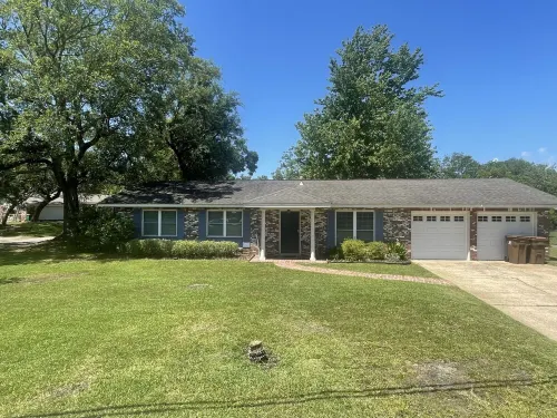 Coastal Blue. 2 minutes to Gulf of Mexico. Private backyard for BBQ/entertaining