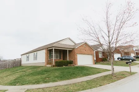 "The Kearney" BRIGHT MODERN STAY w/ Yard - 3BR