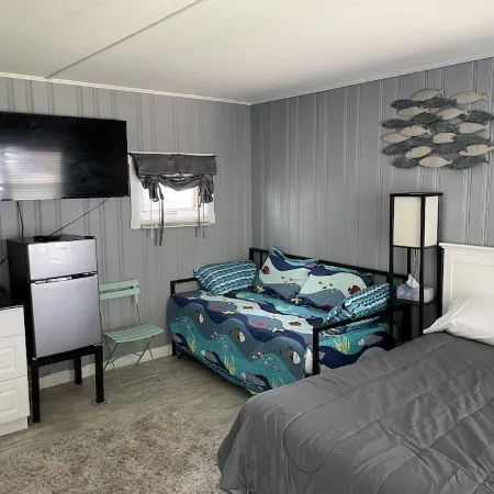 Studio Condo 2 minute walk across the street to the beach.