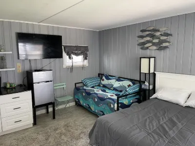 Studio Condo 2 minute walk across the street to the beach.