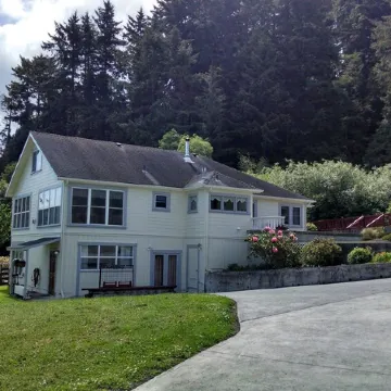Ferndale BluffHouse -- Farm House sleeps 9; 10 acre former dairy