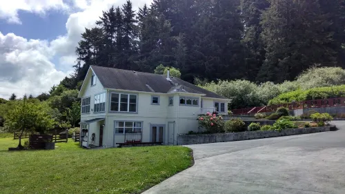 Ferndale BluffHouse --  Farm House sleeps 9; 10 acre former dairy Hotels in Ferndale