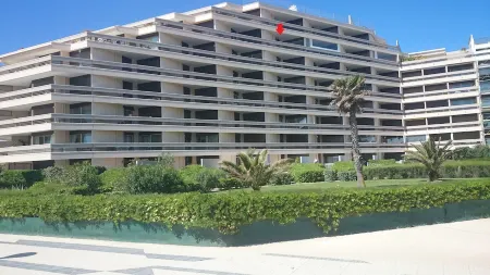 Apartment seafront luxury building Canet sud with parking WIFI access Отели рядом с достопримечательностью «Le Bleu 'N' Blue»
