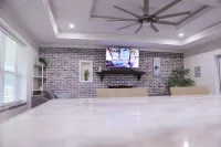 Modern pet-friendly home 5 minutes from Okaloosa Island and beach.