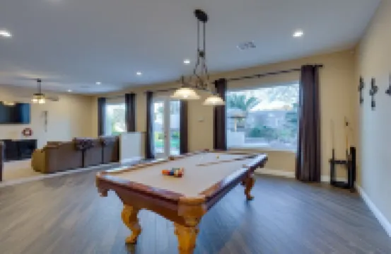 Family Friendly 4000 Sq Ft 5 Bed 5.5 Bath, With Pool And Spa,  3 Miles To Strip