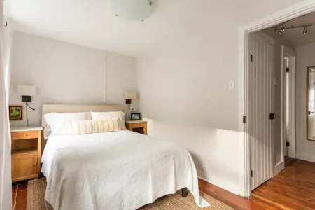 Saint Davids Cottage: Walk to Train, Main Street in the heart of Manayunk Отели рядом с достопримечательностью «Моррис Арборетум & Гарденс оф Юниверсити оф Пенсильвания»