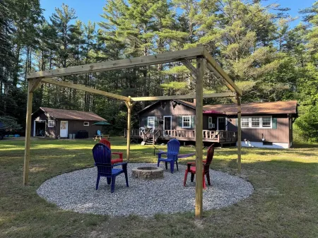 3 bedroom cabin in Chestertown with hot tub, fireplace, fire pit, wifi, and more