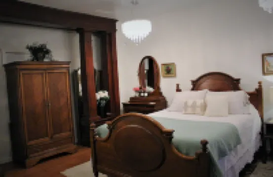 Historic Mercantile Studio - Ground Floor w/Fireplace & Parking