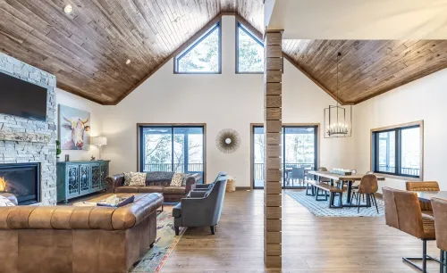 Sandalwood Retreat on Round Lake - Enjoy our screened porch & gorgeous sunsets ￼ Hotels in Hayward