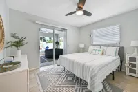 Walk to Beach Remodeled home, heated Pool w/ bonus Cabana Oasis! Free Bikes