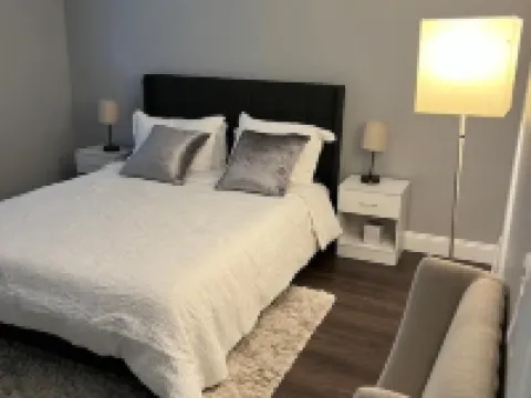 Beautiful and modern 3 Bedroom 2 full BR. โรงแรมในมาร์ลเบรอ