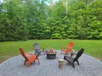 Location⭐️⭐️Lake Access, Sebago Cove, Screen Porch, Fire Pit, Downtown 2.7miles!