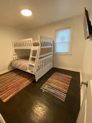 Cheerful 3 bedroom home free parking on premise