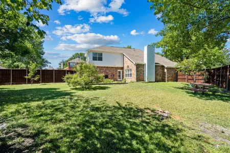 Newly remodeled home with attached garage and large yard Отели в г. Аллен