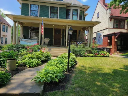 Victorian Home in Toledo's Historic Old West End Отели в г. Толедо