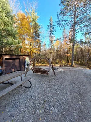 Peaceful cabin in the woods. Well maintained. Trail access. Air cond.