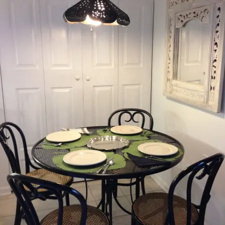 Private Guest Quarters - Cozy 1 BR/1 BA apartment on Historic 2-acre estate