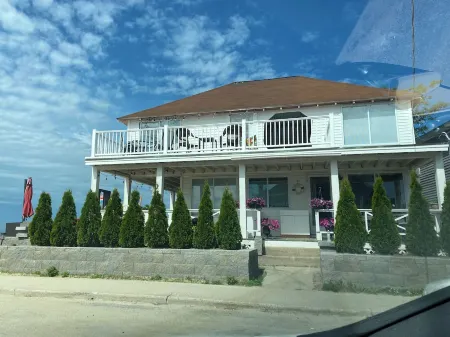 Beach House steps from the ocean! Old Lyme, CT Отели в г. Олд Лайм